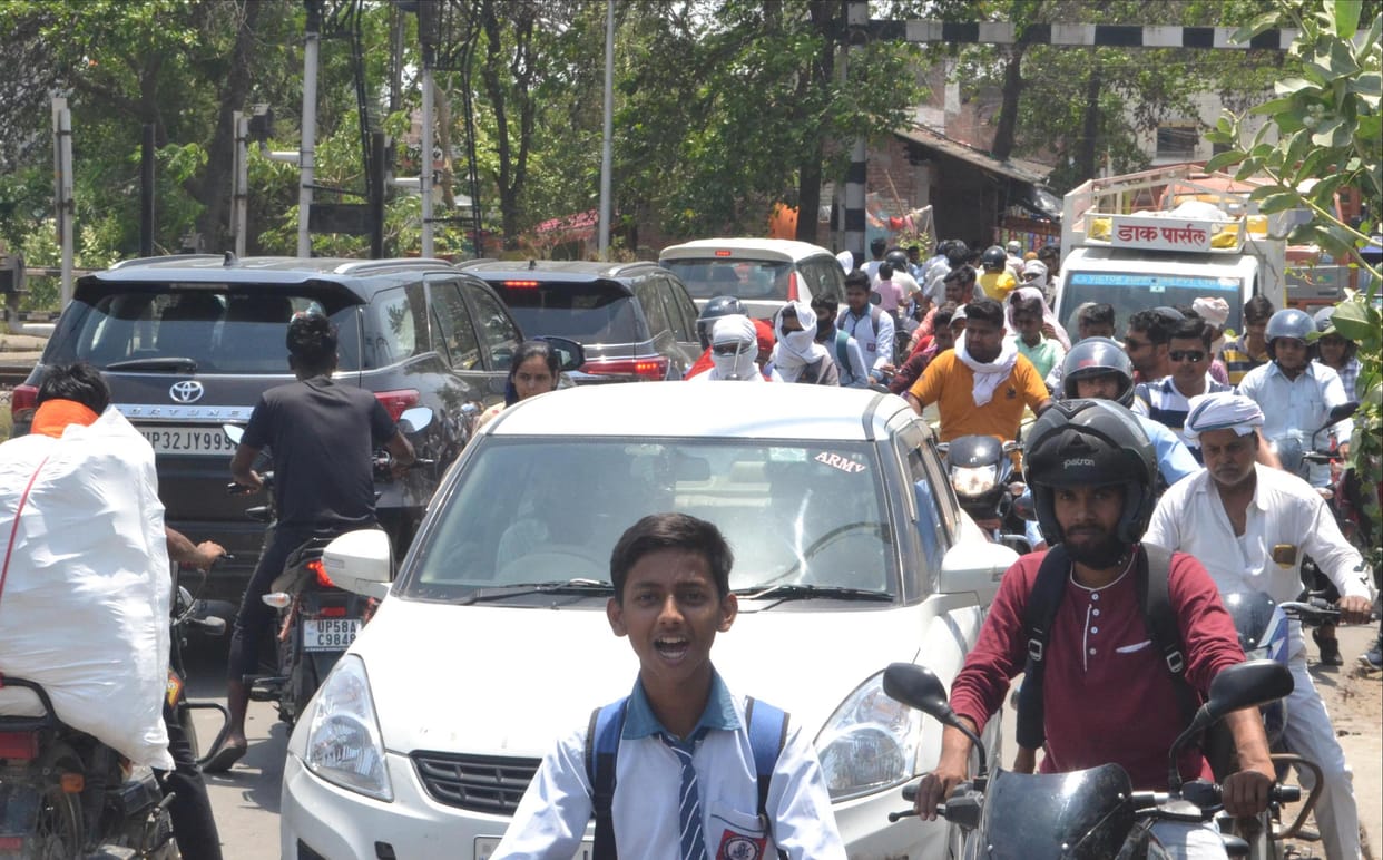 When trains pass, the city comes to a standstill