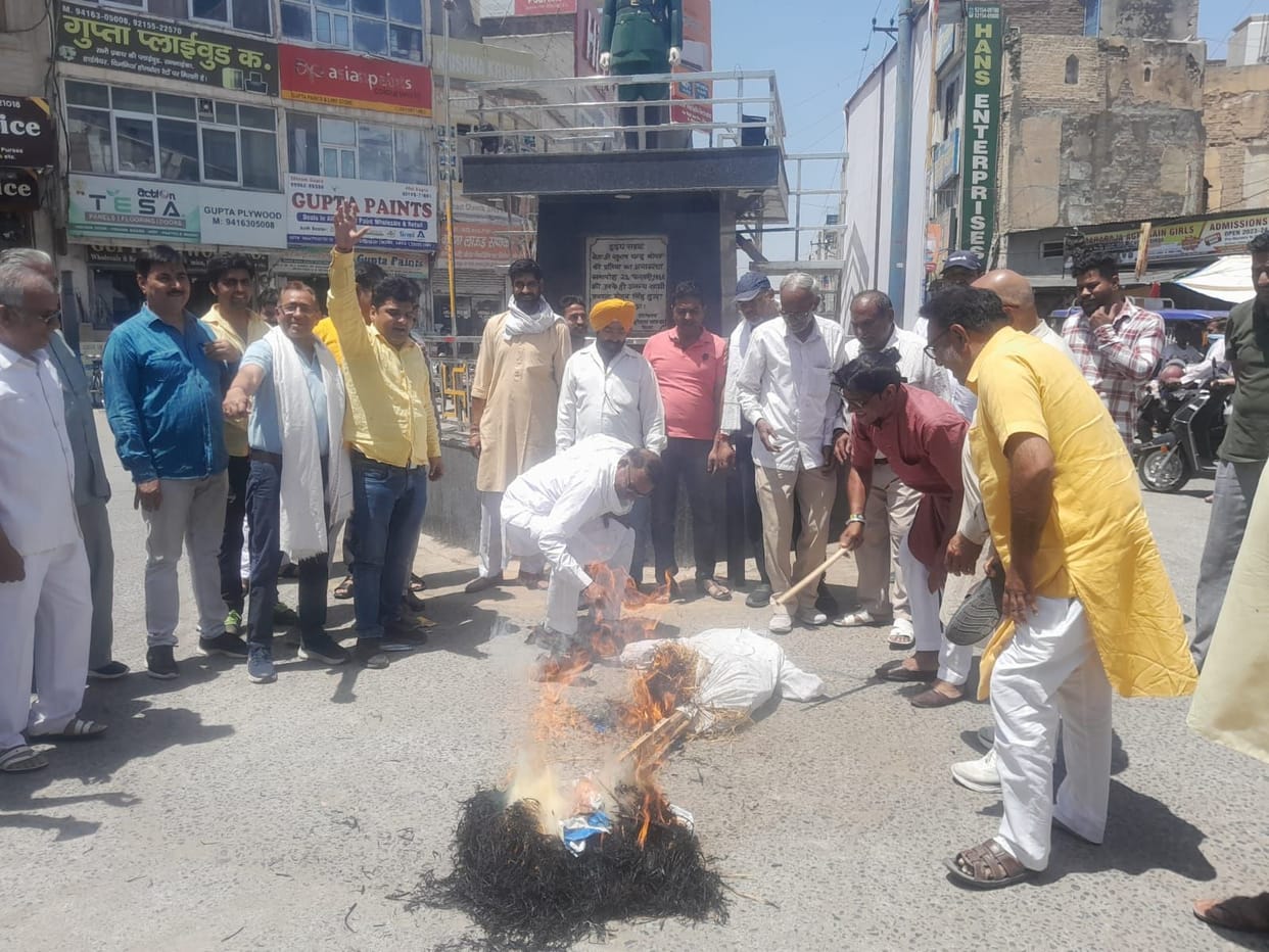 Angered by the statement of the former minister, the Brahmin society burnt the effigy, Ambedkar Sabha accused of tarnishing the image