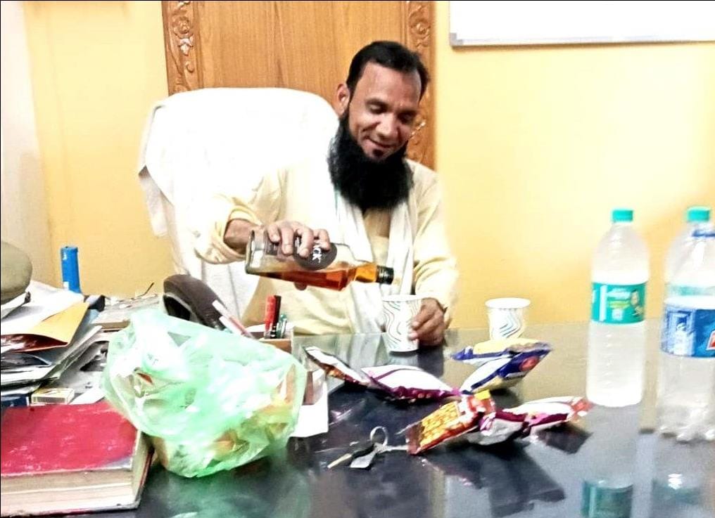 Drinking alcohol while sitting on the chair of the outpost, photo viral