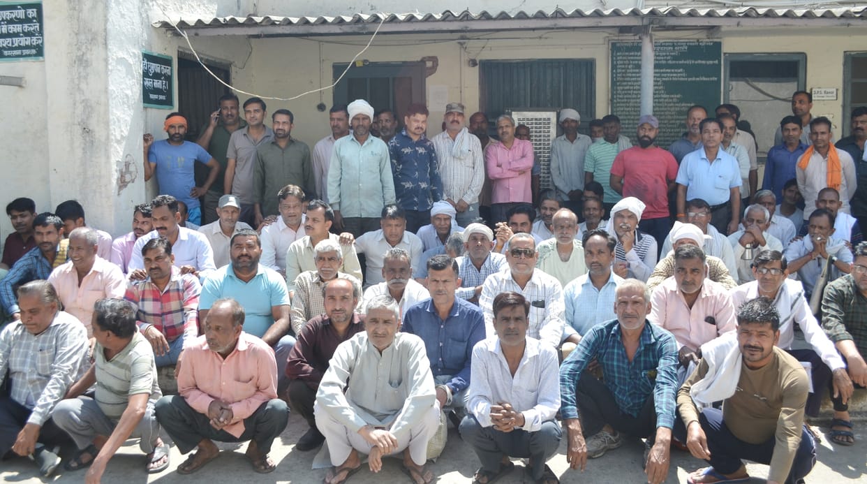 Mill workers created ruckus by surrounding the officials regarding salary