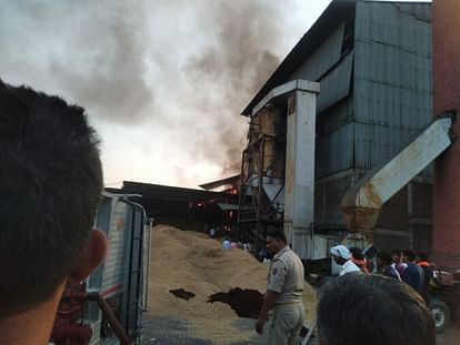 Hathras News: डेयरी में आग लगने से मची अफरा-तफरी, बड़ा हादसा हाेने से बचा Fire broke out in dairy