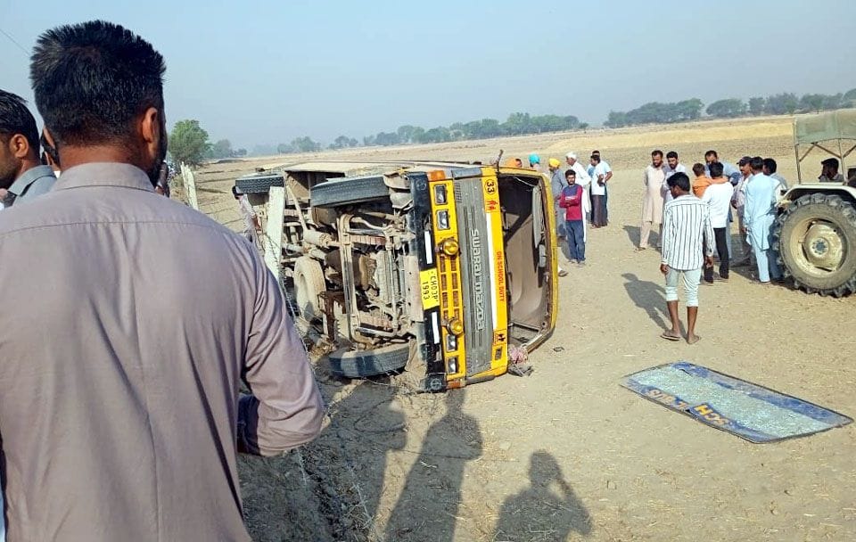 The school bus overturned near Wadingkheda, the villagers pulled out the children by breaking the glass.