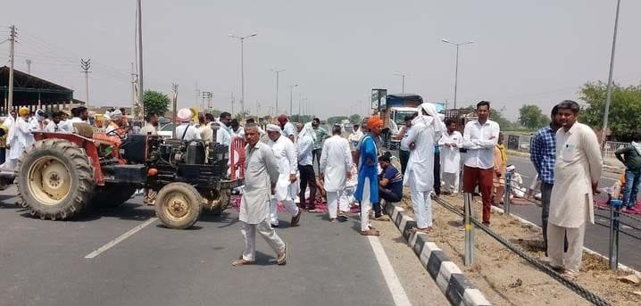 The crowd of farmers kept on cutting the token all day, jammed on the highway in Odhan