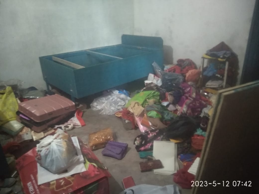 Thieves steal seven lakhs from deserted house