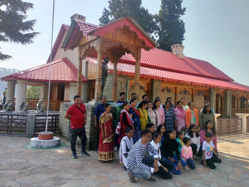 Movement of tourists started increasing in the tourist city of Kausani