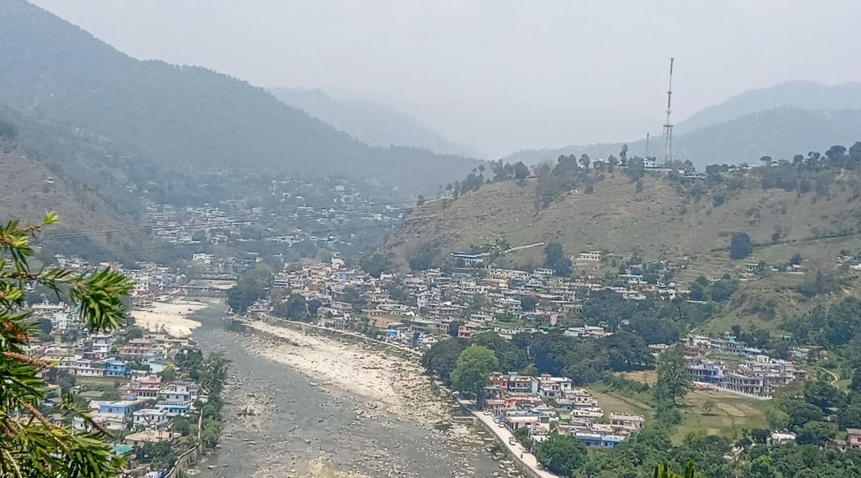 Forest fire, smoke spread in the urban area