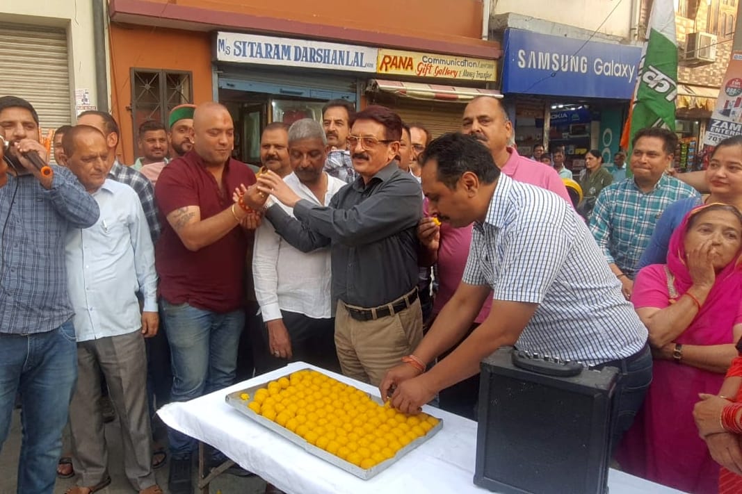 congress win vidhansabha chunav in karnatka and sirmaur congress distributed sweets