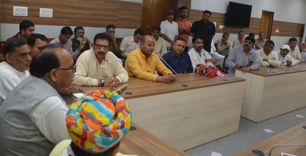In front of the minister, the councilors raised questions on the functioning of the officers.