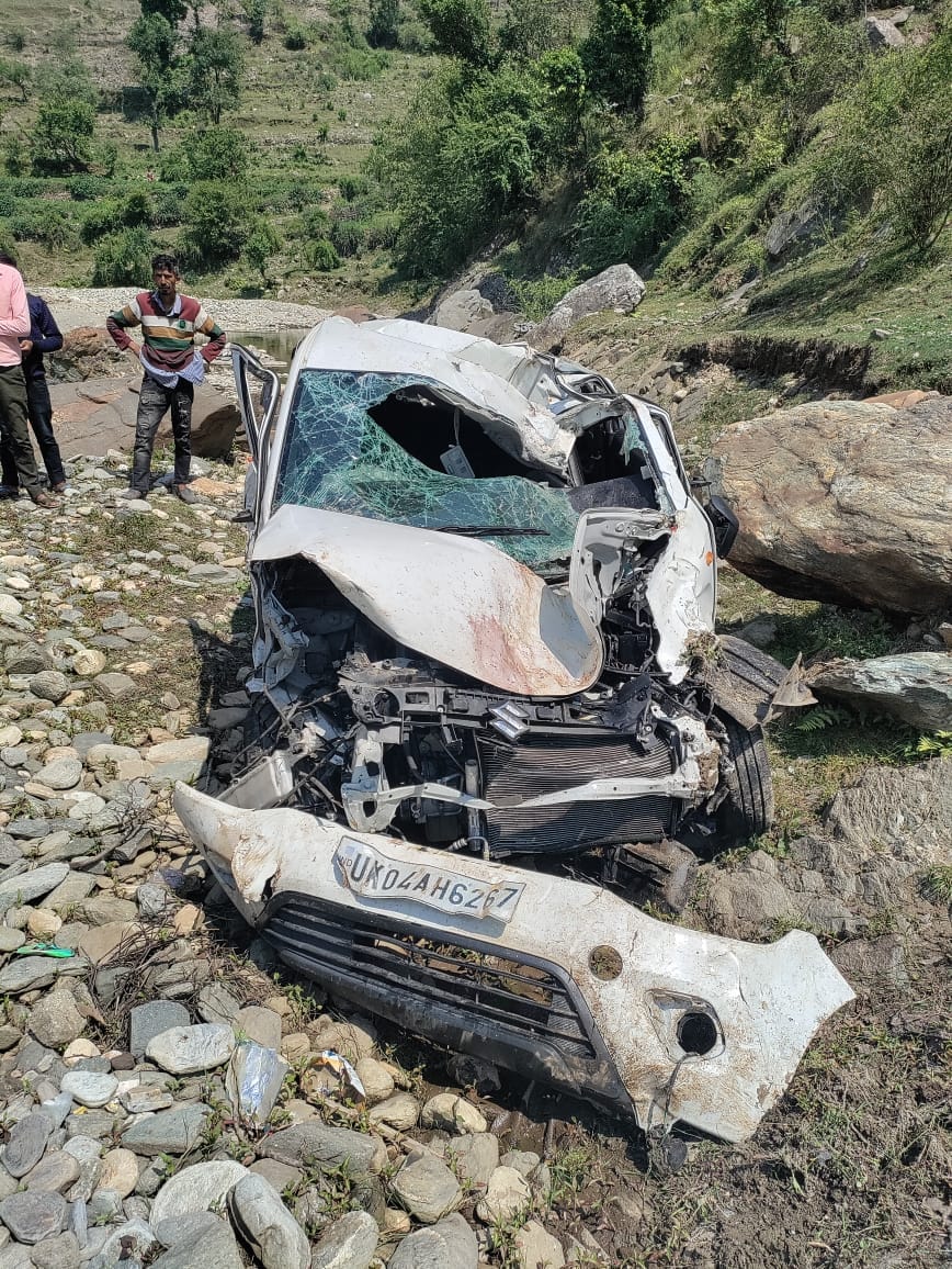 Car fell into deep gorge in Padampuri, couple injured