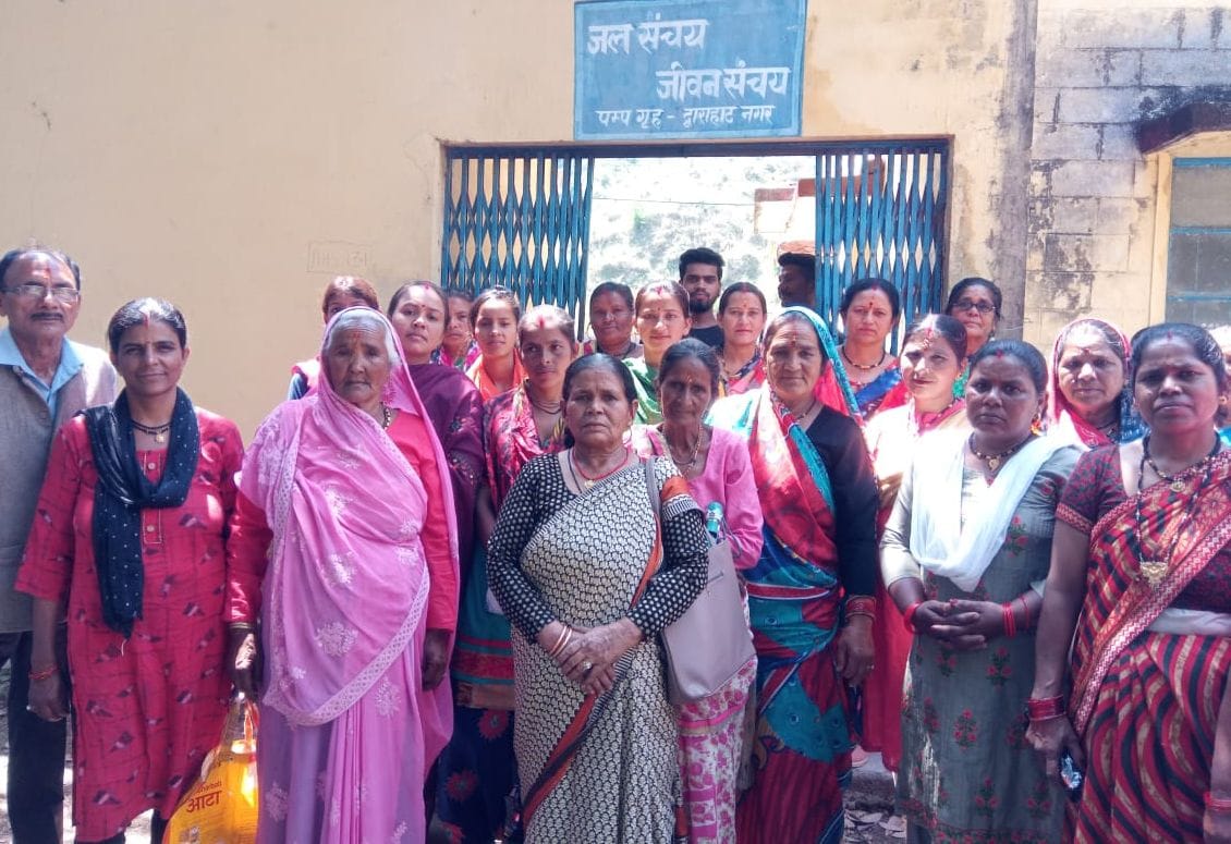 Angry women surrounded the Jal Sansthan office due to lack of water supply