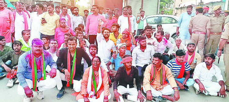 Defeated BJP candidate from Uruva staged a sit-in with his supporters