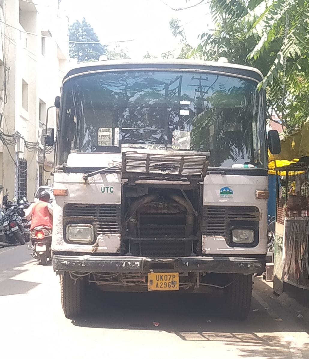 The bus got cheated 100 meters away as soon as it left the station