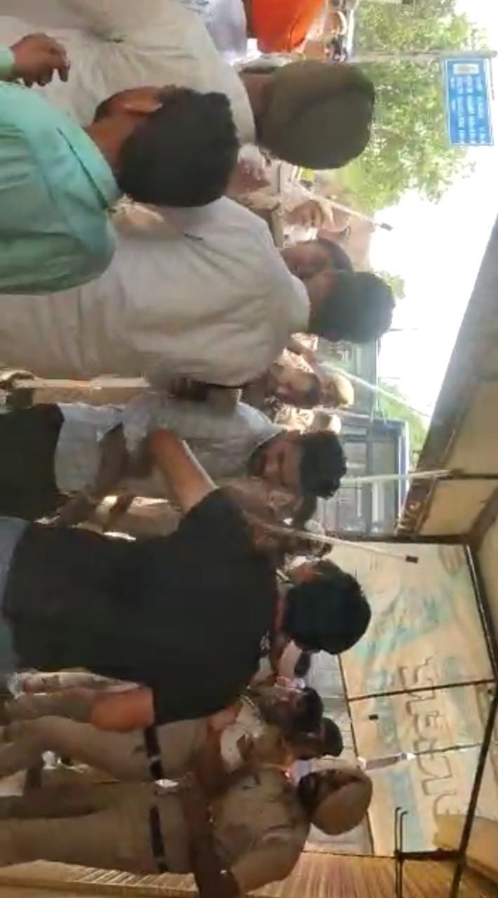 Police lathicharged farmers who were forcibly going to meet CM, many protesters injured