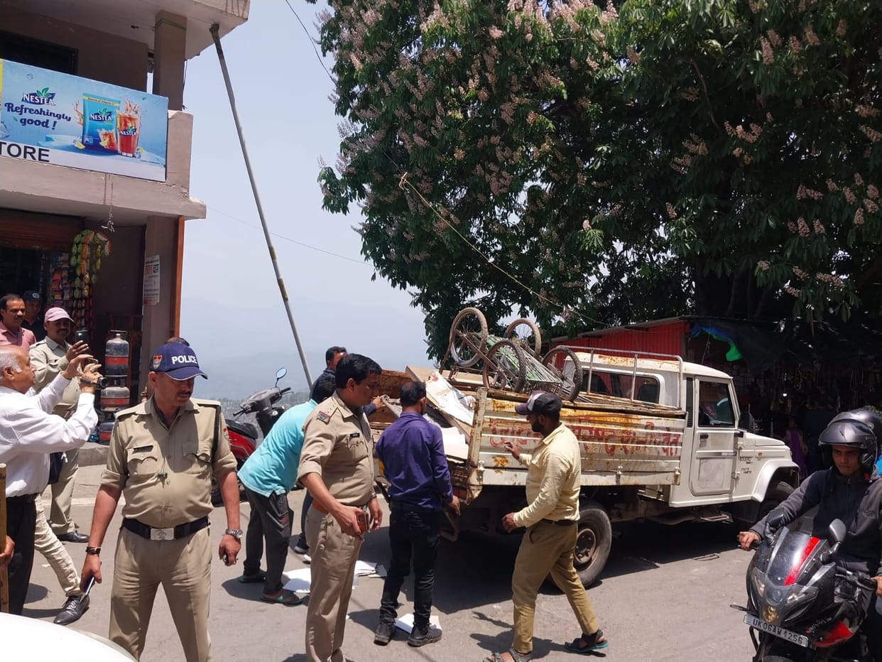 Seeing the police team, the goods spread on the road were collected.