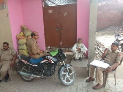 Fed up with BJP corporator's husband, the girl set herself on fire