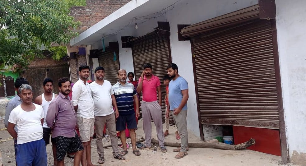 Theft in jewellery shop by breaking lock