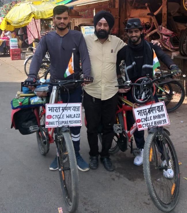 Two youths of Gonda went on a bicycle trip to India