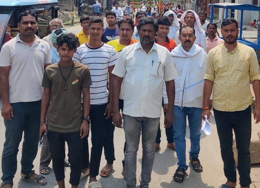 People of Rajnagar and Nayanagar wards demonstrated in Tehsil premises
