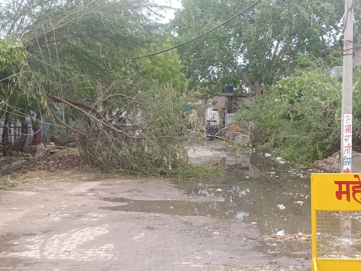 People narrowly survived due to the collapse of the wall due to severe thunderstorms, electricity fell for hours due to the fall of the electric pole