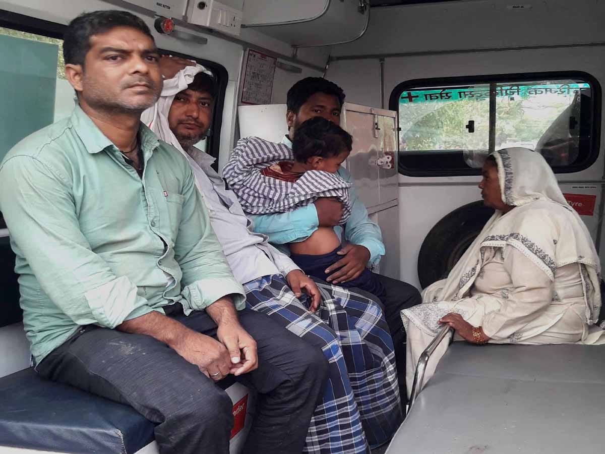 Pickup returning from Bahraich overturned, youth killed, 27 injured