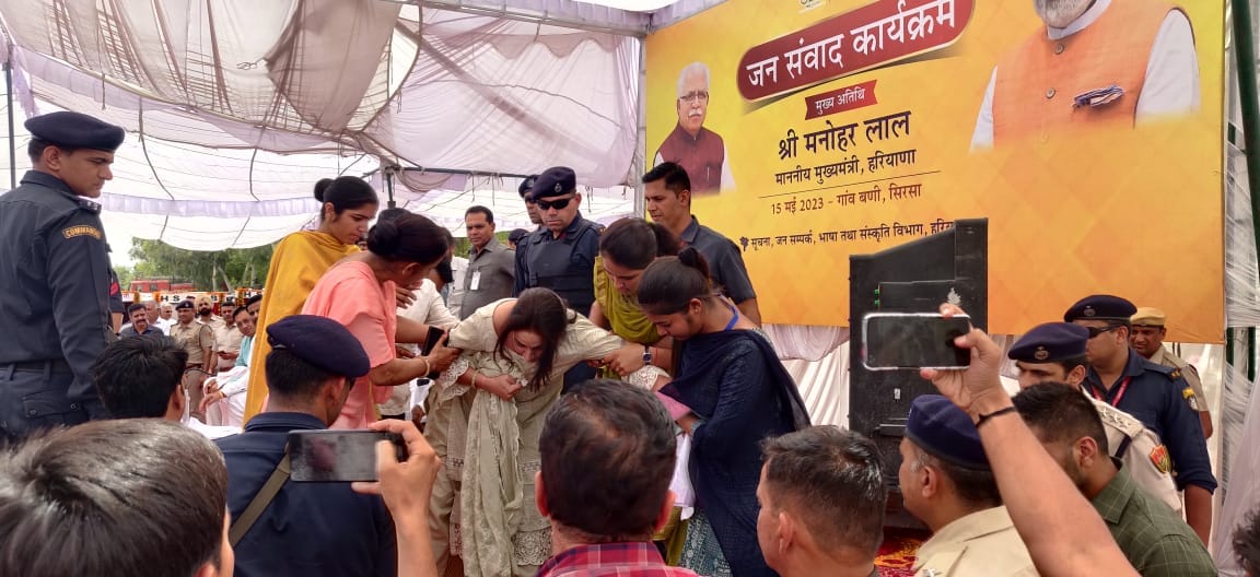 Public dialogue: The sarpanch threw a scarf at the feet of the Chief Minister, said - this is the respect of Indian women