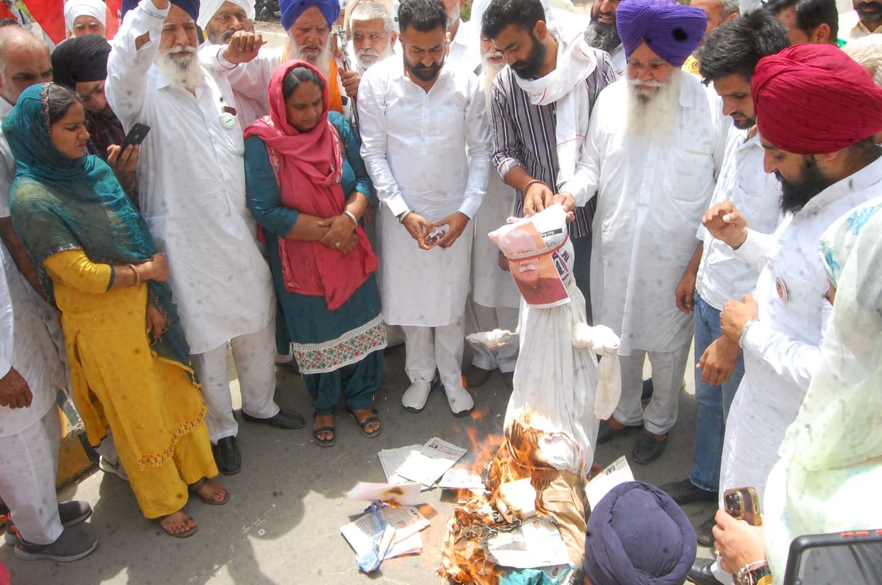 Farmers, Sarpanchs and AAP burnt effigy of Chief Minister