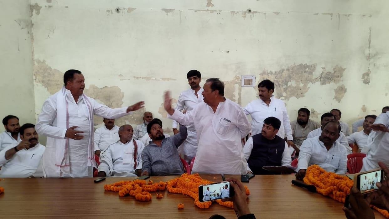 Ruckus in SP meeting in Sant Kabir Nagar