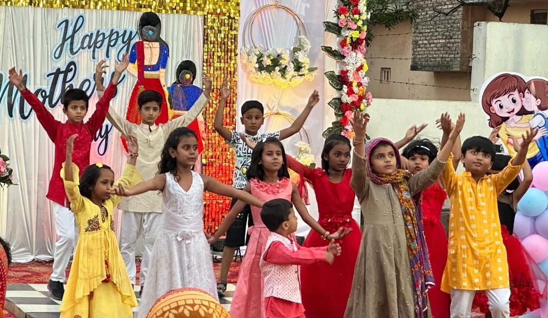 Children welcomed their mothers, performed aarti