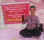हड़ताल पर बैठी पूनम नेगी।