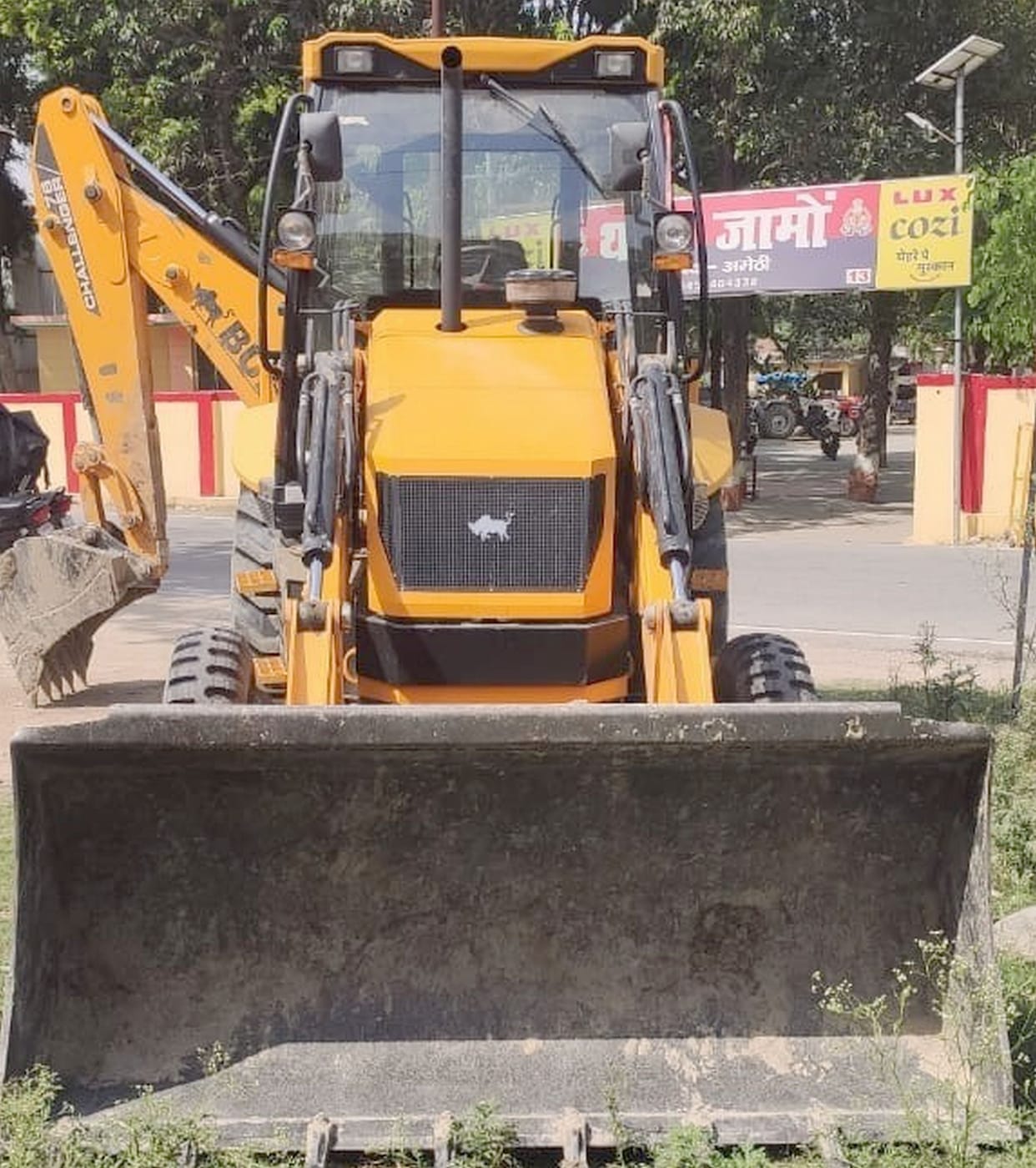 JCB and three tractors doing illegal mining seized, five arrested