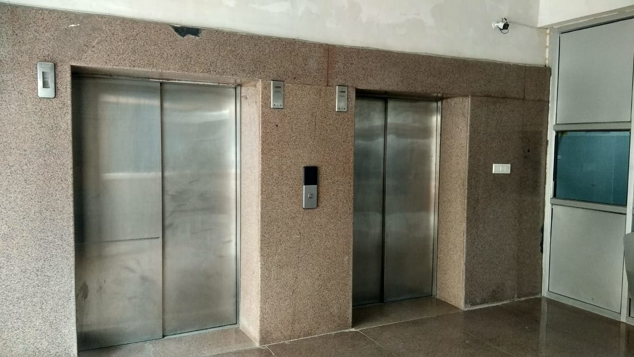 lift of women's hospital broken