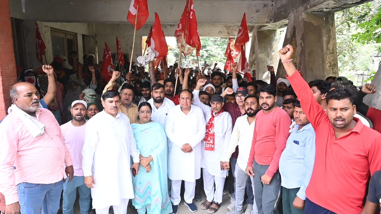 Contract cleaning workers took out a procession by keeping the strike