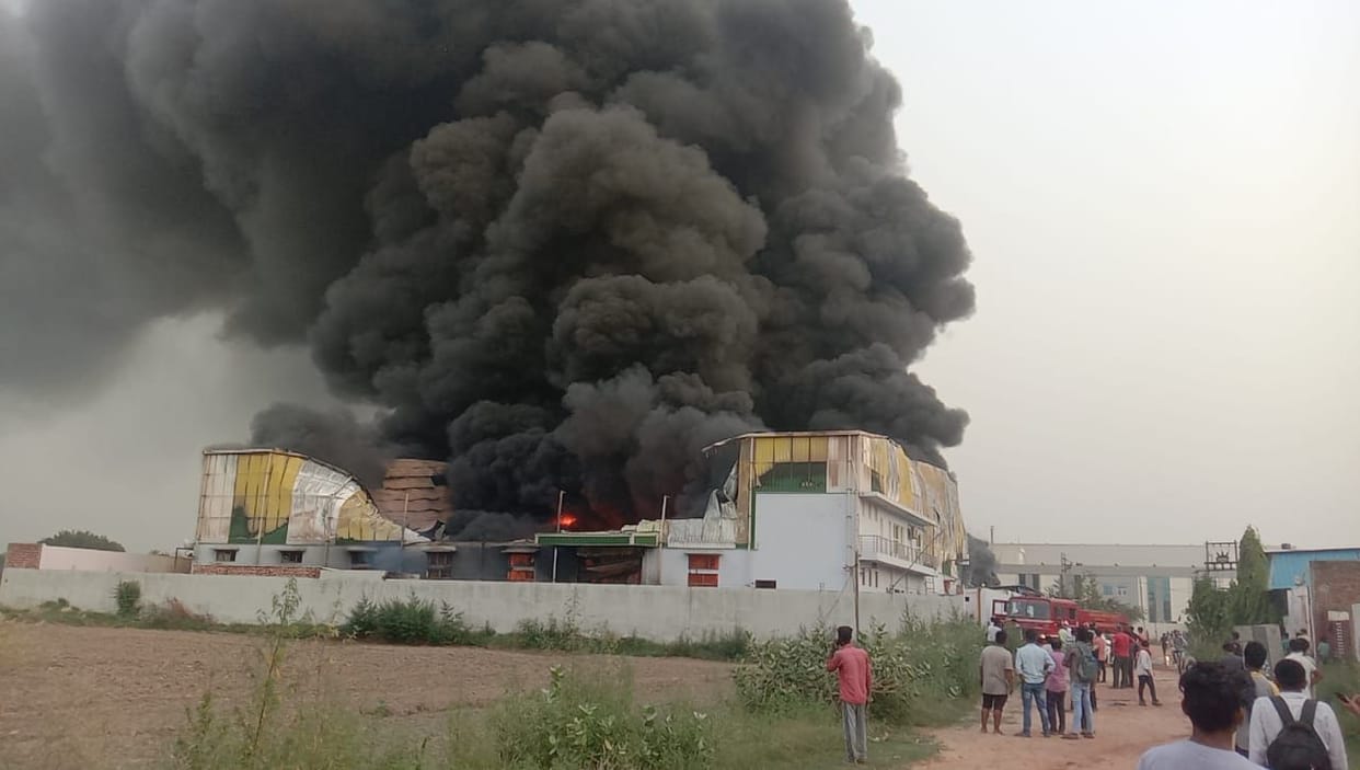 Fire broke out in paint factory, 15 fire engines from three districts reached