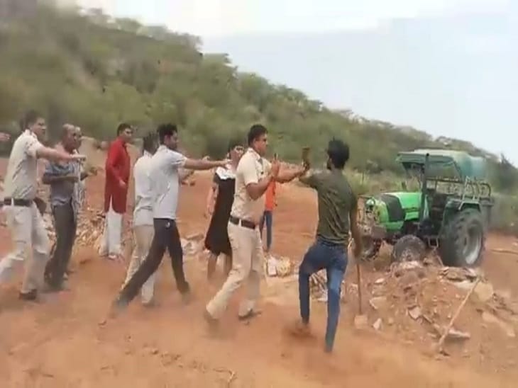 Kicking and then stone pelting, there was a fierce dispute between the two sides regarding the land in front of the police