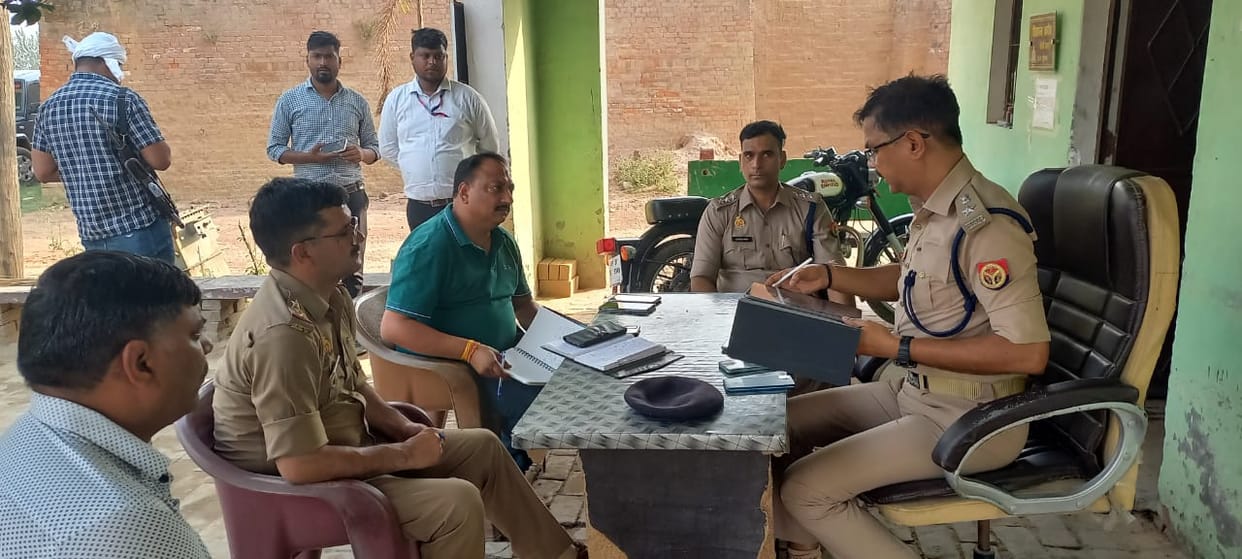 Masked miscreants looted one and a half lakh rupees from a bank employee