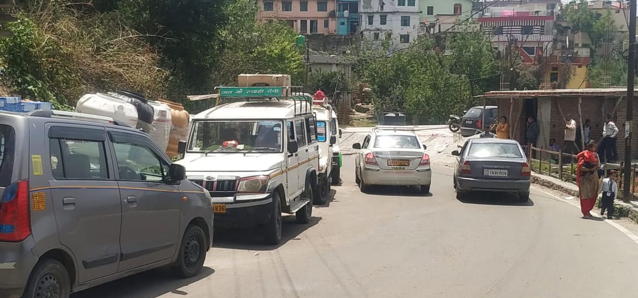 Less Taxi Parking in Almora