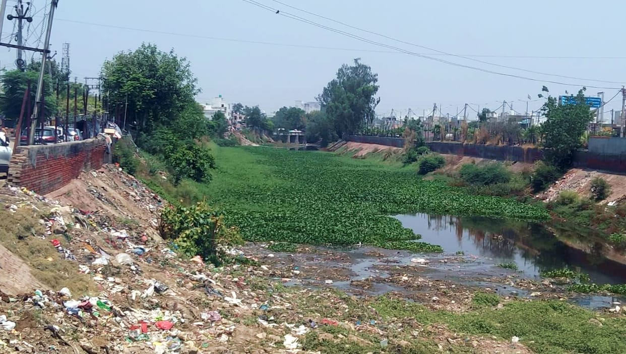 Iron mesh will be installed on both sides of drain number 8, will not be able to put garbage