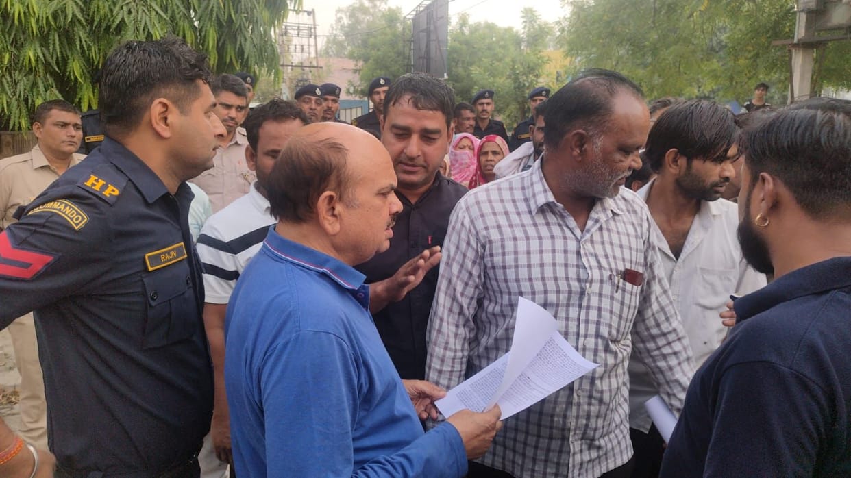 Employees played thali outside the residence of MP and MLA