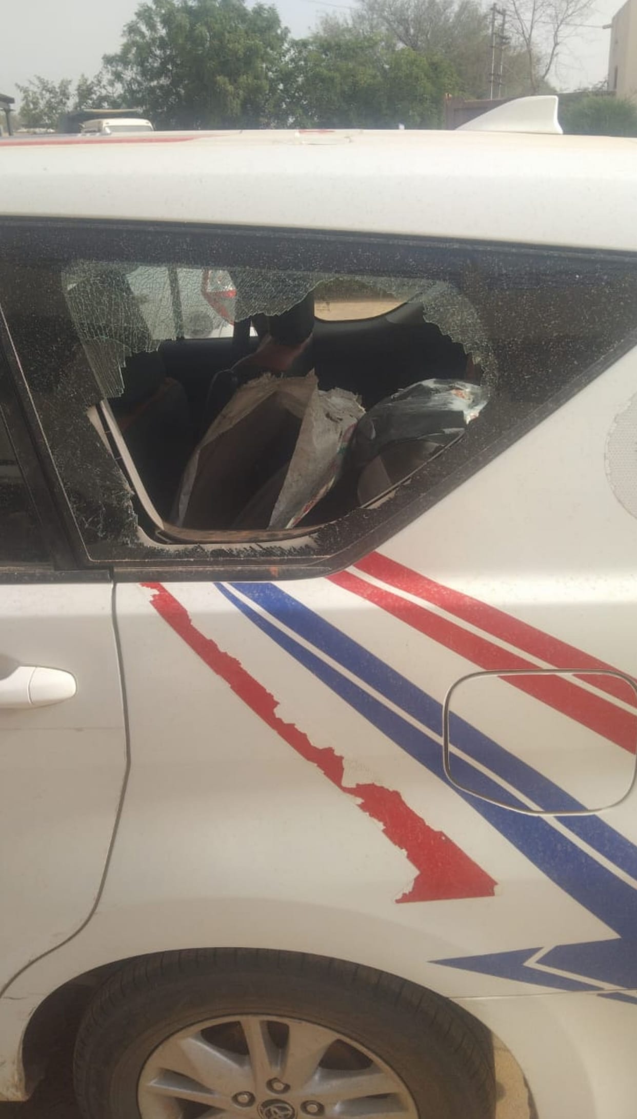 Dial 112 was attacked in village Naurangabas to settle the dispute, one SPO injured and the glass of the vehicle was broken