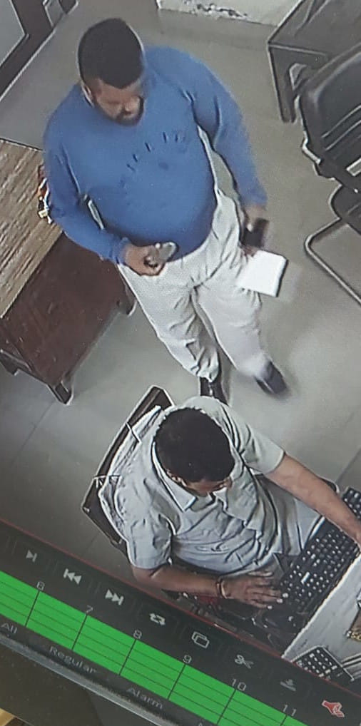 The person who came to deposit the bill in the electricity office absconded with 17 thousand