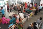 मेडिकल कालेज के इमरजेंसी में वार्ड में भर्ती मरीज। संवाद