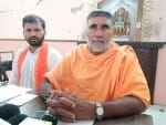 पत्रकारवार्ता करते यशवीर महाराज।