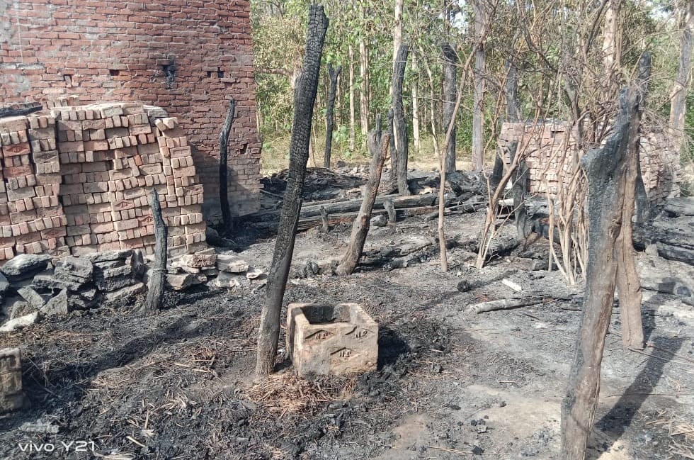 Three families destroyed in the fire due to unknown reasons, a young man scorched