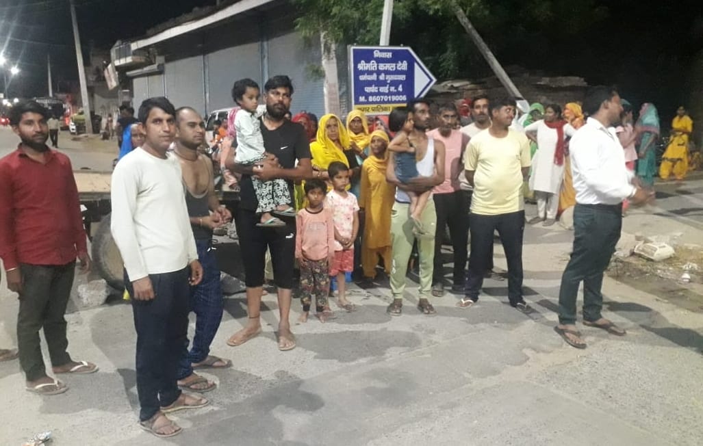 People jammed due to the problem of electricity and water, a heated argument with the police
