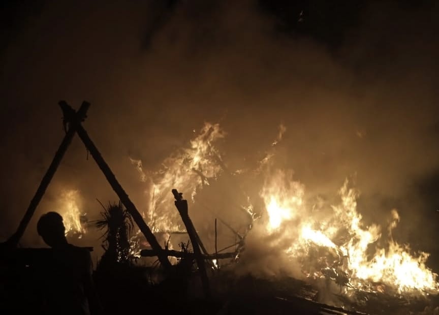 Thatched hut burnt due to fire, loss of more than one lakh