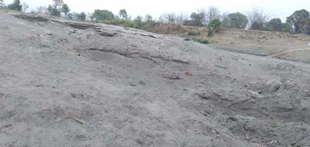 Illegal mining of sand from Chhoti Gandak river