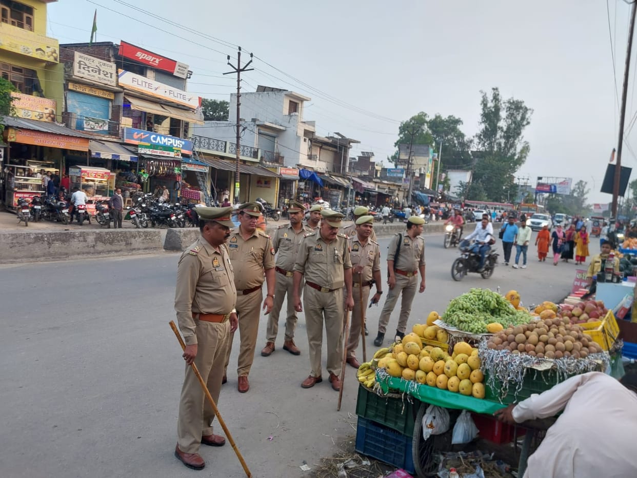 Goods of 15 shopkeepers sitting on the pavement seized