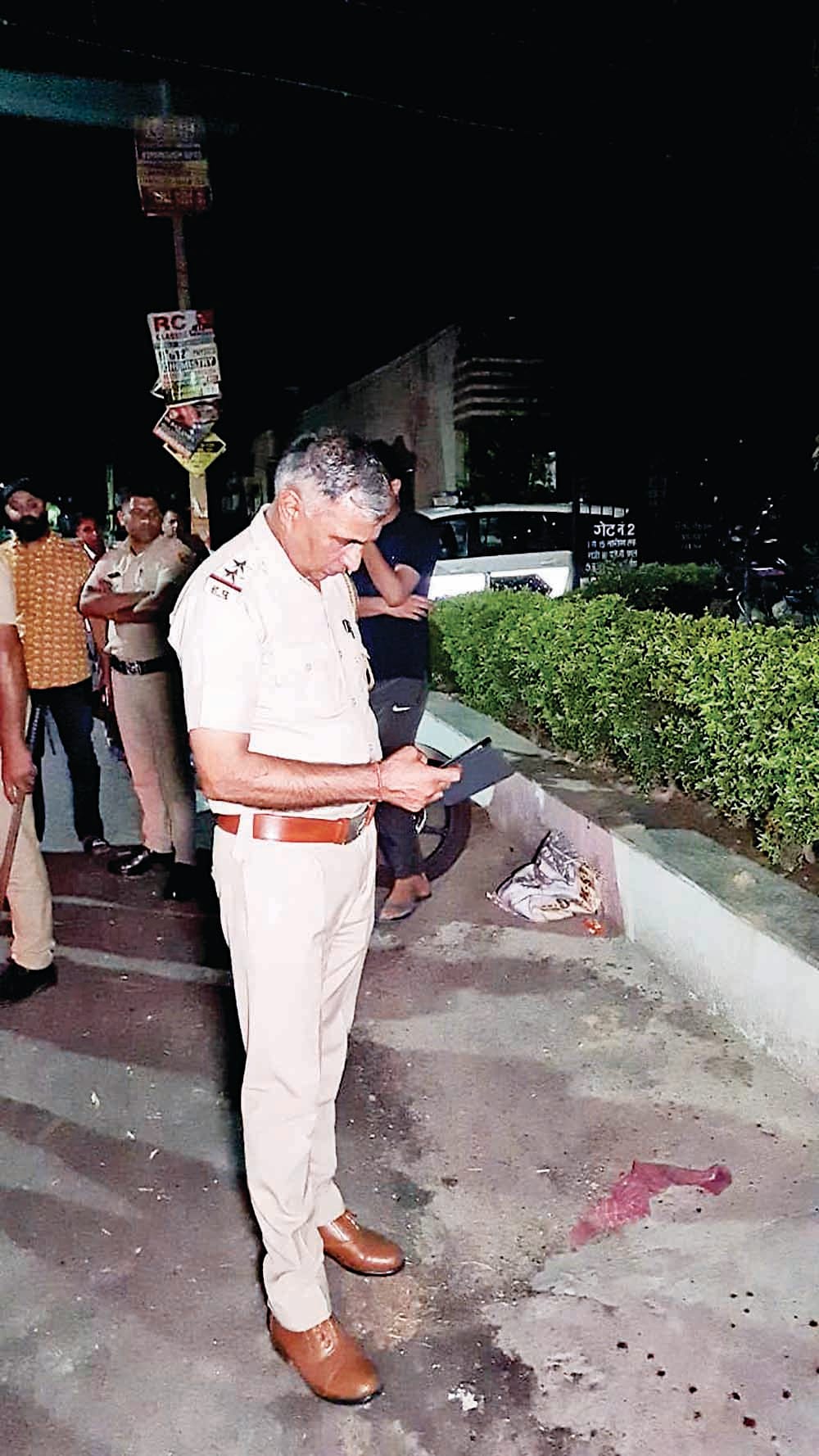Miscreants failed to rob at the gate of the house, stabbed the businessman with a knife