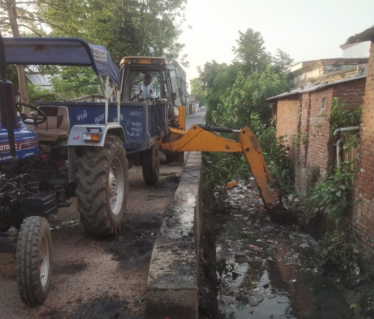 Drain cleaning work started in Gandhi Nagar area