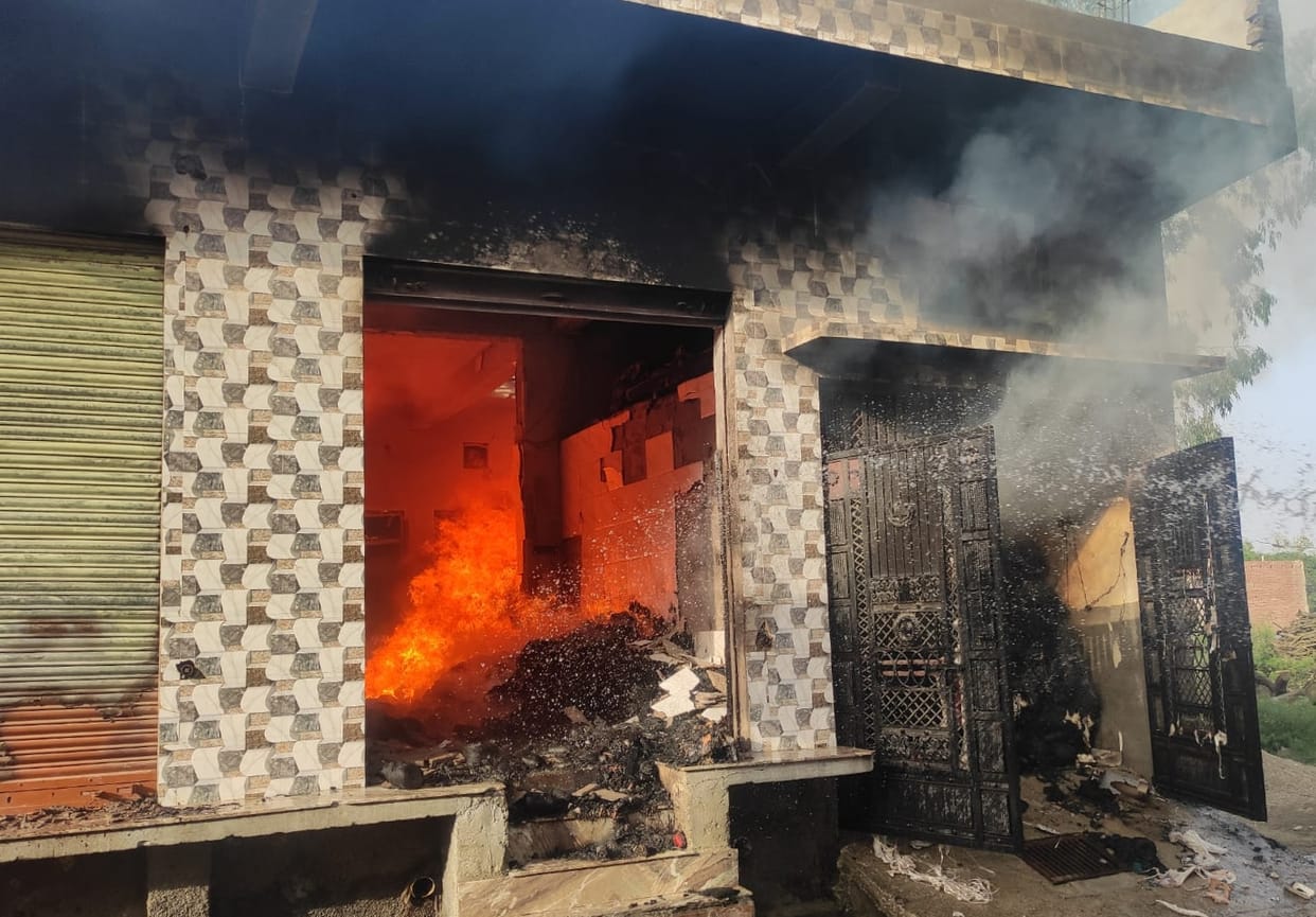 Loss of lakhs due to fire in thread warehouse in Nehtaur